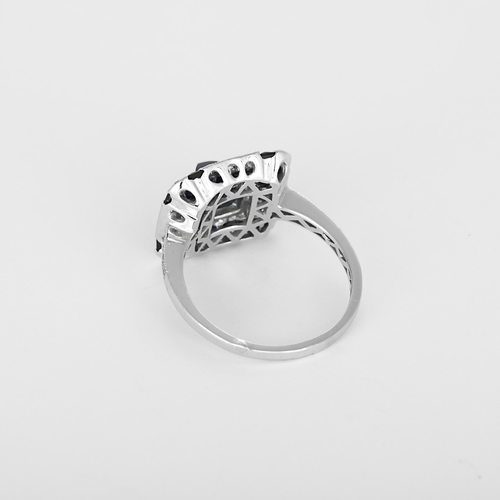 55 Elegante Bague en platine, saphirs de synthèse et diamants. 58 Facettes DV16236-10