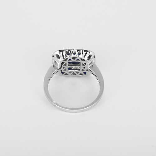 55 Elegante Bague en platine, saphirs de synthèse et diamants. 58 Facettes DV16236-10
