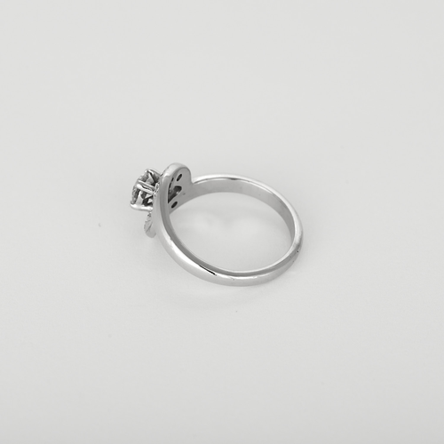 50 Bague volute en or gris et diamants 58 Facettes DV32697-1