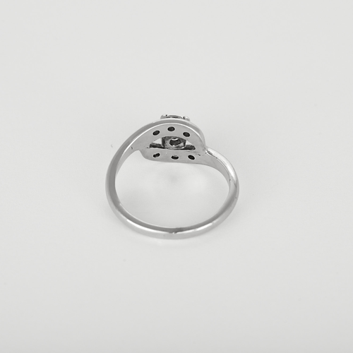 50 Bague volute en or gris et diamants 58 Facettes DV32697-1
