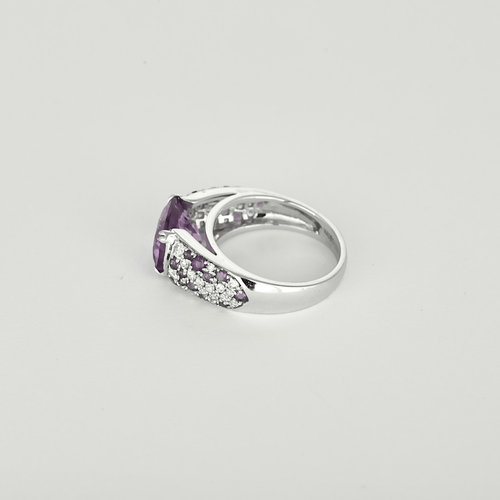 52 Mauboussin - Plaisir d'amour - Bague en or blanc, améthyste et diamants 58 Facettes DV32524-3