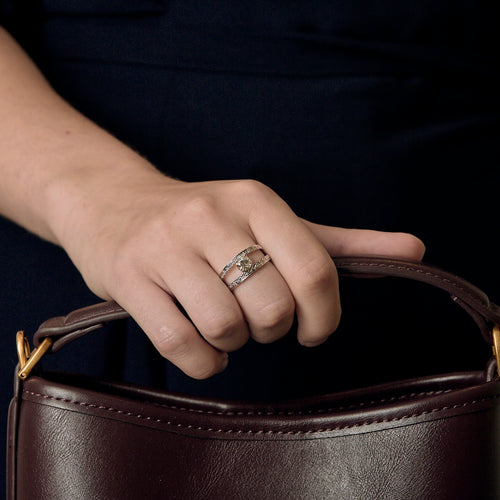 Bague en or gris double jonc et diamant