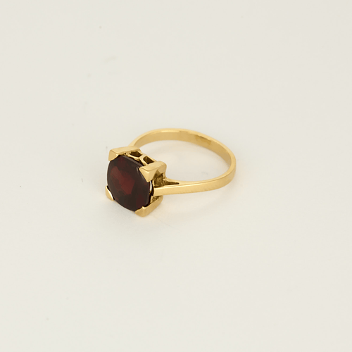 Bague en or jaune et grenat almandin
