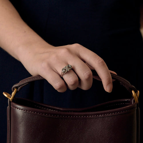 Charmante Bague en or gris et diamants.