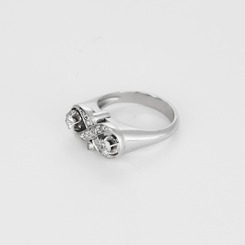 Charmante Bague en or gris et diamants.