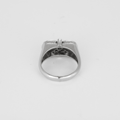 Charmante Bague en or gris et diamants.