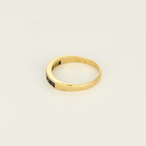 Élégante bague jonc en or jaune et saphirs calibrés