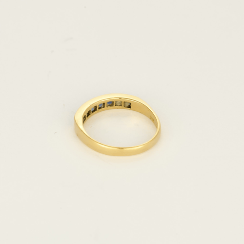 Élégante bague jonc en or jaune et saphirs calibrés