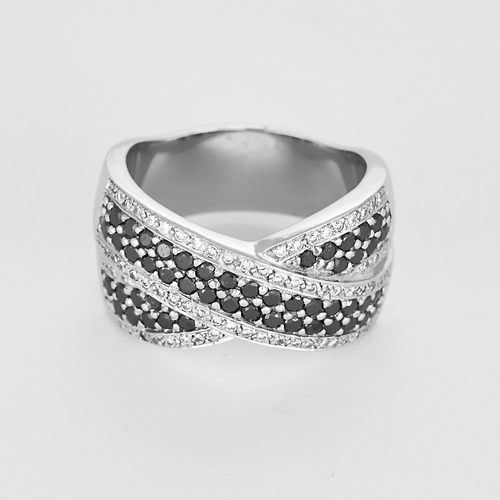 Bague en or blanc, diamants et diamants noirs