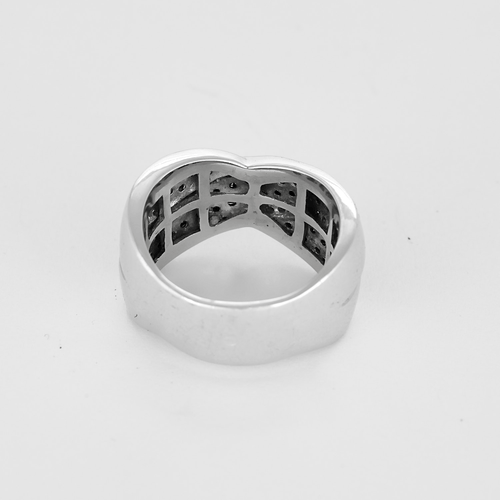 Bague en or blanc, diamants et diamants noirs