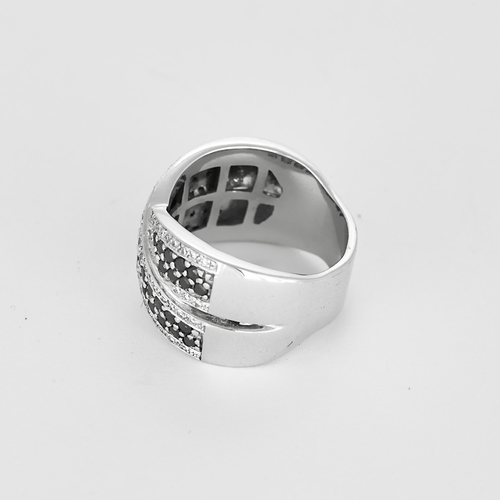 Bague en or blanc, diamants et diamants noirs