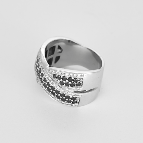 Bague en or blanc, diamants et diamants noirs