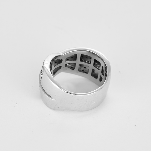 Bague en or blanc, diamants et diamants noirs