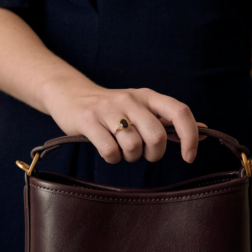 Élégante bague en or jaune et grenat almandin