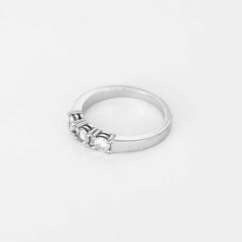 54 Bague jonc en or blanc, trois diamants de taille brillant 58 Facettes DV33707-1