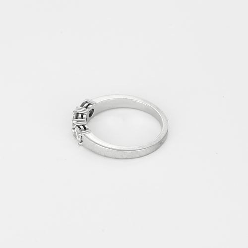 54 Bague jonc en or blanc, trois diamants de taille brillant 58 Facettes DV33707-1