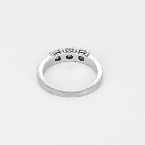 54 Bague jonc en or blanc, trois diamants de taille brillant 58 Facettes DV33707-1