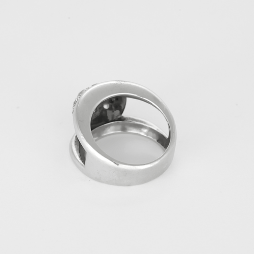 53 Importante bague en or blanc, diamants : 0,85 carats au total 58 Facettes DV33715-1
