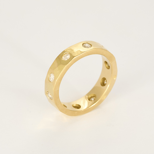 62 Bague jonc en or jaune martelé et diamants : 1 carat environ 58 Facettes DV33707-4