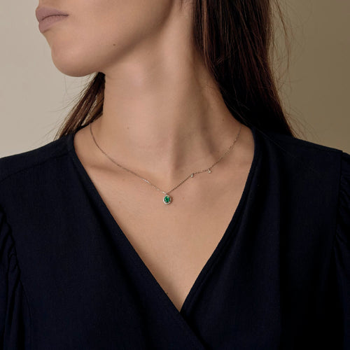 Collier en or blanc, émeraude et diamants 58 Facettes DV34030-7