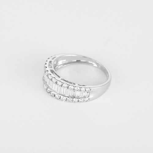 51 Bague jonc en or blanc, diamants taille baguette et taille brillant 58 Facettes DV34030-12