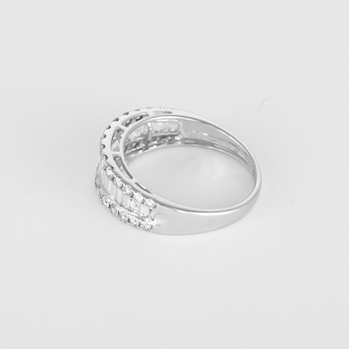 51 Bague jonc en or blanc, diamants taille baguette et taille brillant 58 Facettes DV34030-12