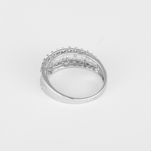 51 Bague jonc en or blanc, diamants taille baguette et taille brillant 58 Facettes DV34030-12