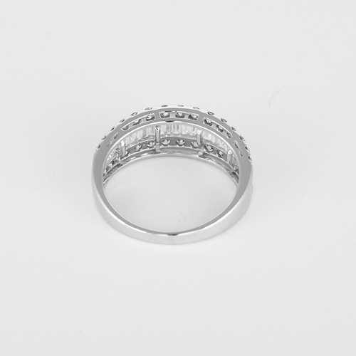 51 Bague jonc en or blanc, diamants taille baguette et taille brillant 58 Facettes DV34030-12
