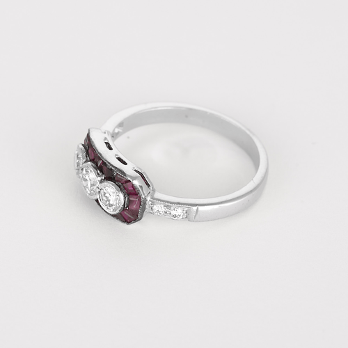 53 Bague en or blanc, rubis de synthèse calibrés et diamants 58 Facettes DV34030-5