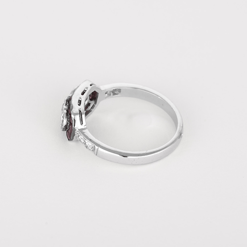 53 Bague en or blanc, rubis de synthèse calibrés et diamants 58 Facettes DV34030-5
