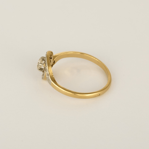 54 Bague tourbillon en or jaune, blanc et diamants : 0,15 carat 58 Facettes DV34030-10
