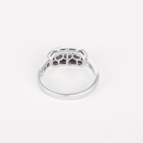 53 Bague en or blanc, rubis de synthèse calibrés et diamants 58 Facettes DV34030-5
