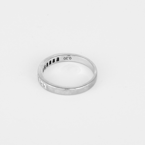 49 Demie alliance en or blanc, diamants de taille princesse  : 0,20 carat 58 Facettes DV34030-15
