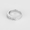 55 Bague jonc en or blanc, diamants baguettes et diamants brillants 58 Facettes DV34030-13