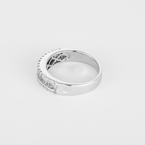 55 Bague jonc en or blanc, diamants baguettes et diamants brillants 58 Facettes DV34030-13