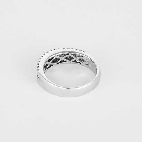 55 Bague jonc en or blanc, diamants baguettes et diamants brillants 58 Facettes DV34030-13