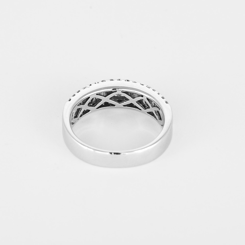 55 Bague jonc en or blanc, diamants baguettes et diamants brillants 58 Facettes DV34030-13