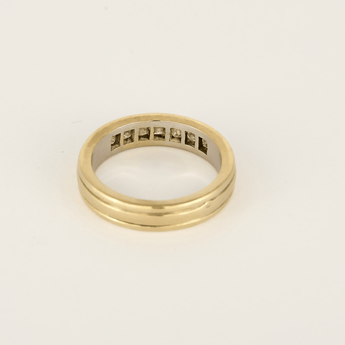 53 Élégante demie alliance en or jaune et diamants de taille princesse : 0,15 carat 58 Facettes DV34030-14