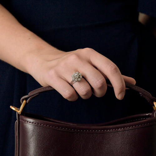 Bague marguerite en or blanc, diamants