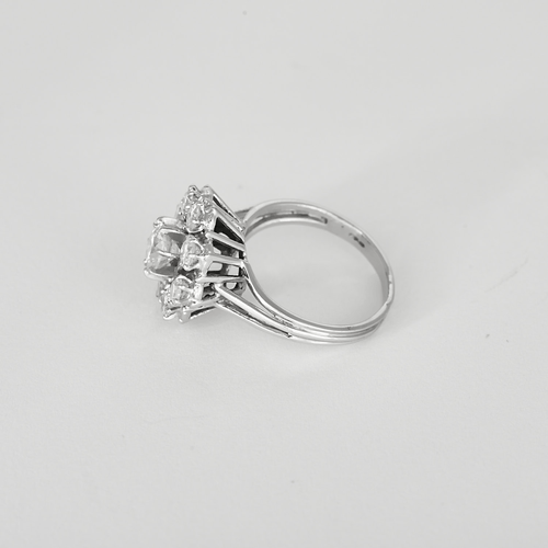 Bague marguerite en or blanc, diamants
