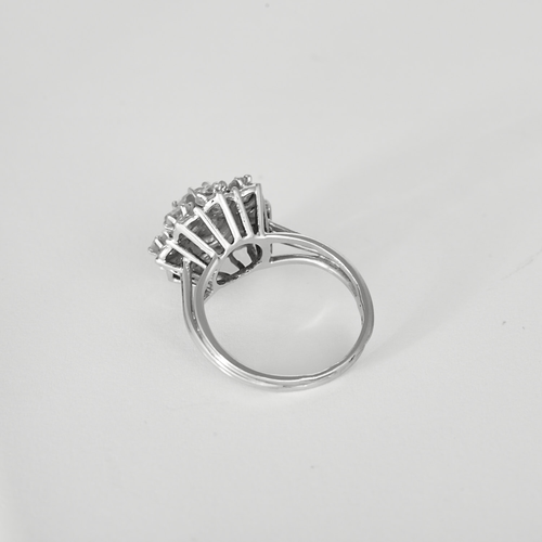 Bague marguerite en or blanc, diamants