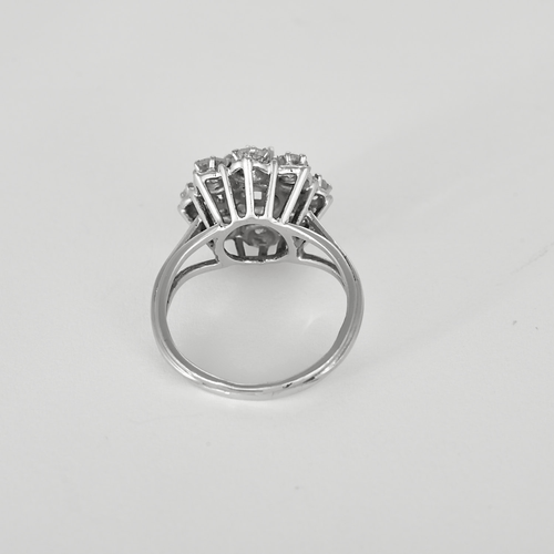 Bague marguerite en or blanc, diamants