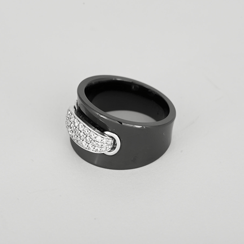Bague en céramique noire, or blanc et diamants : 0,35 carat