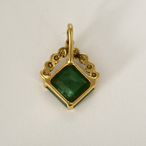 Pendentif en or jaune, émeraude : 2 carats et diamants : 0,10 carat 58 Facettes DV34342-2