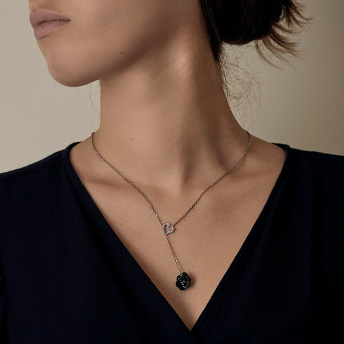 Chanel - Camélia - Collier en or blanc, diamants : 0,20 carat et onyx 58 Facettes DV33076-6