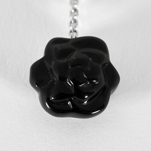 Chanel - Camélia - Collier en or blanc, diamants : 0,20 carat et onyx 58 Facettes DV33076-6