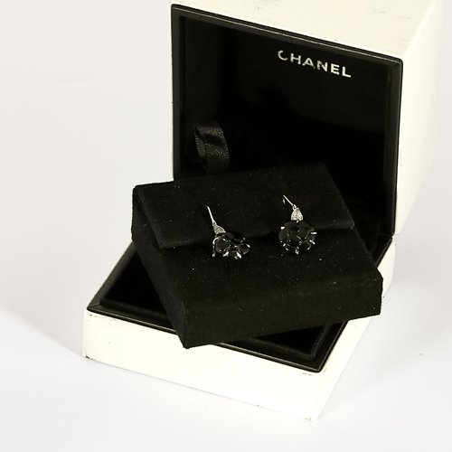 CHANEL - Camélia - Boucles d'oreilles or et onyx 58 Facettes DV33076-4