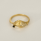 54 Bague en or jaune à motif de main stylisée, saphir et diamants : 0,10 carat 58 Facettes DV34342-3