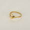 54 Bague en or jaune à motif de main stylisée, saphir et diamants : 0,10 carat 58 Facettes DV34342-3