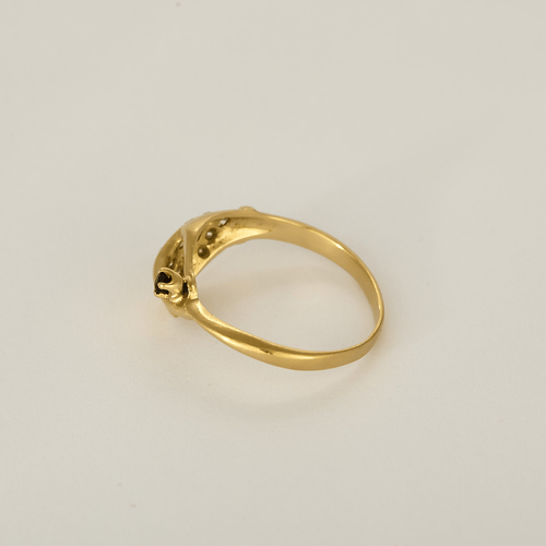 54 Bague en or jaune à motif de main stylisée, saphir et diamants : 0,10 carat 58 Facettes DV34342-3